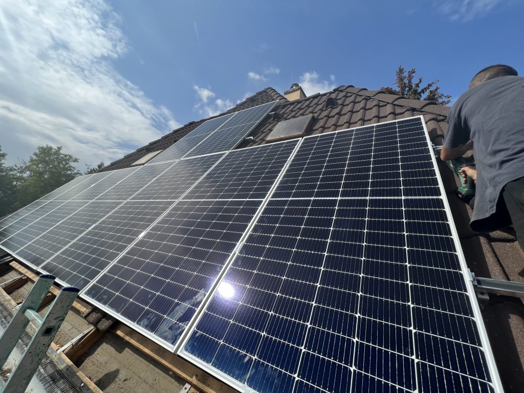 Montáž elektroinštalácie a fotovoltických panelov AD ELECTRO